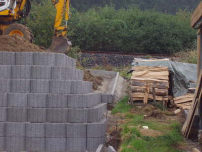 Sttzwand mit Hangflor Pflanzringen
