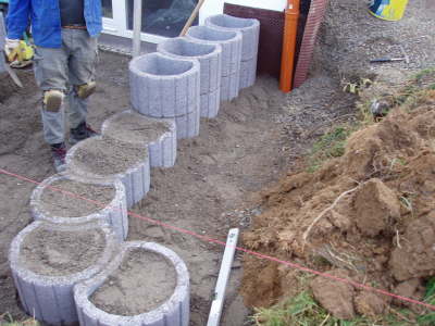 Sttzwand mit Hangflor Pflanzringen