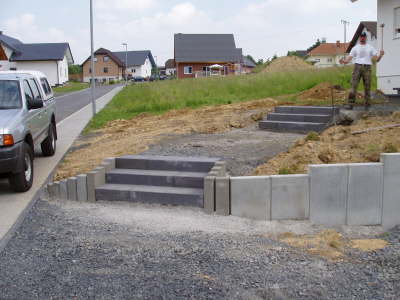 Eingangstreppe / Sttzwand